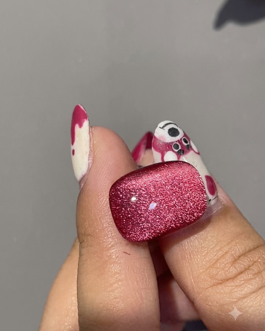 Prise de vue rapprochée dun aimant ajustant finement la réflexion inférieure sur la surface dun ongle en gel cat eye rouge.