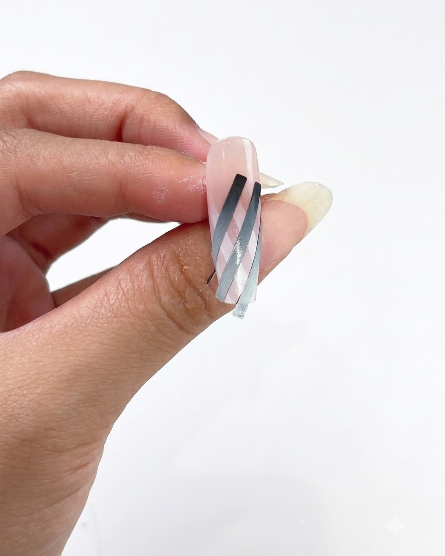 Une éponge tapotant du gel sur les bandes adhésives transversales à la surface de longle.