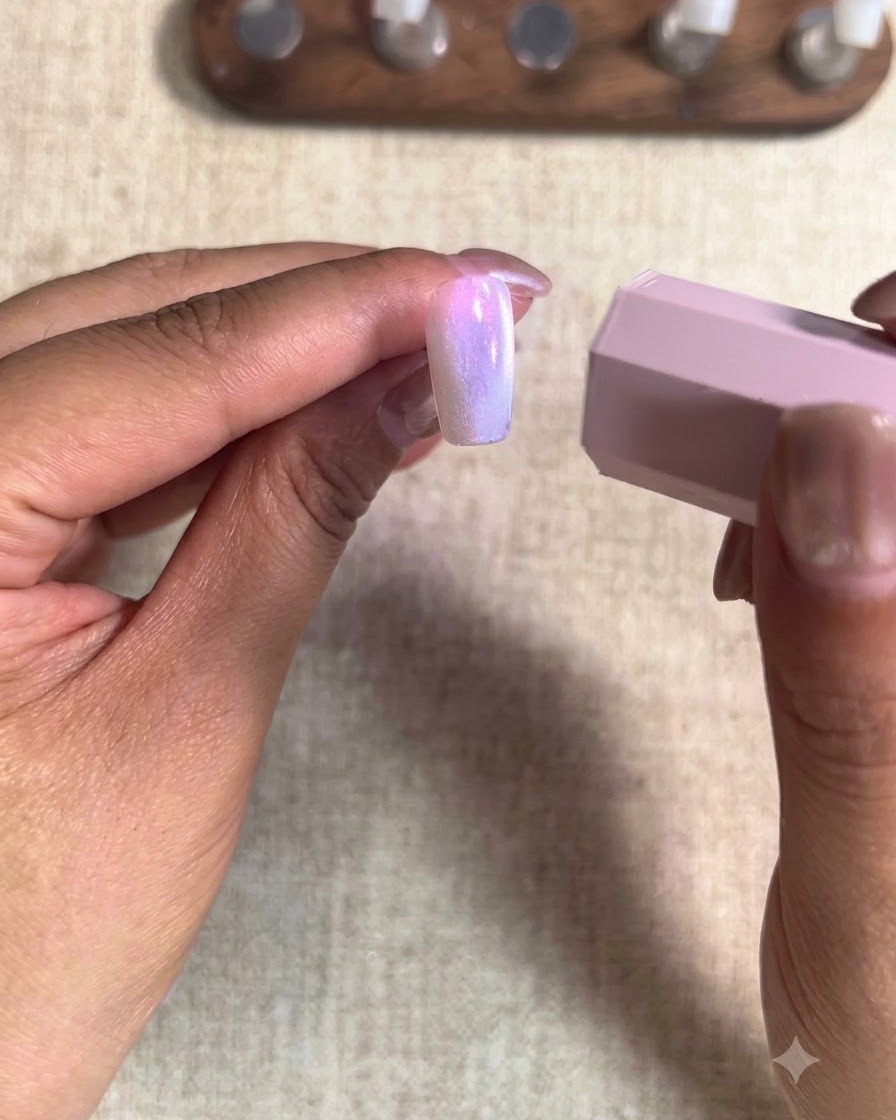 Une vue rapprochée dun pinceau appliquant un vernis gel nude pêche sur longle dun index.
