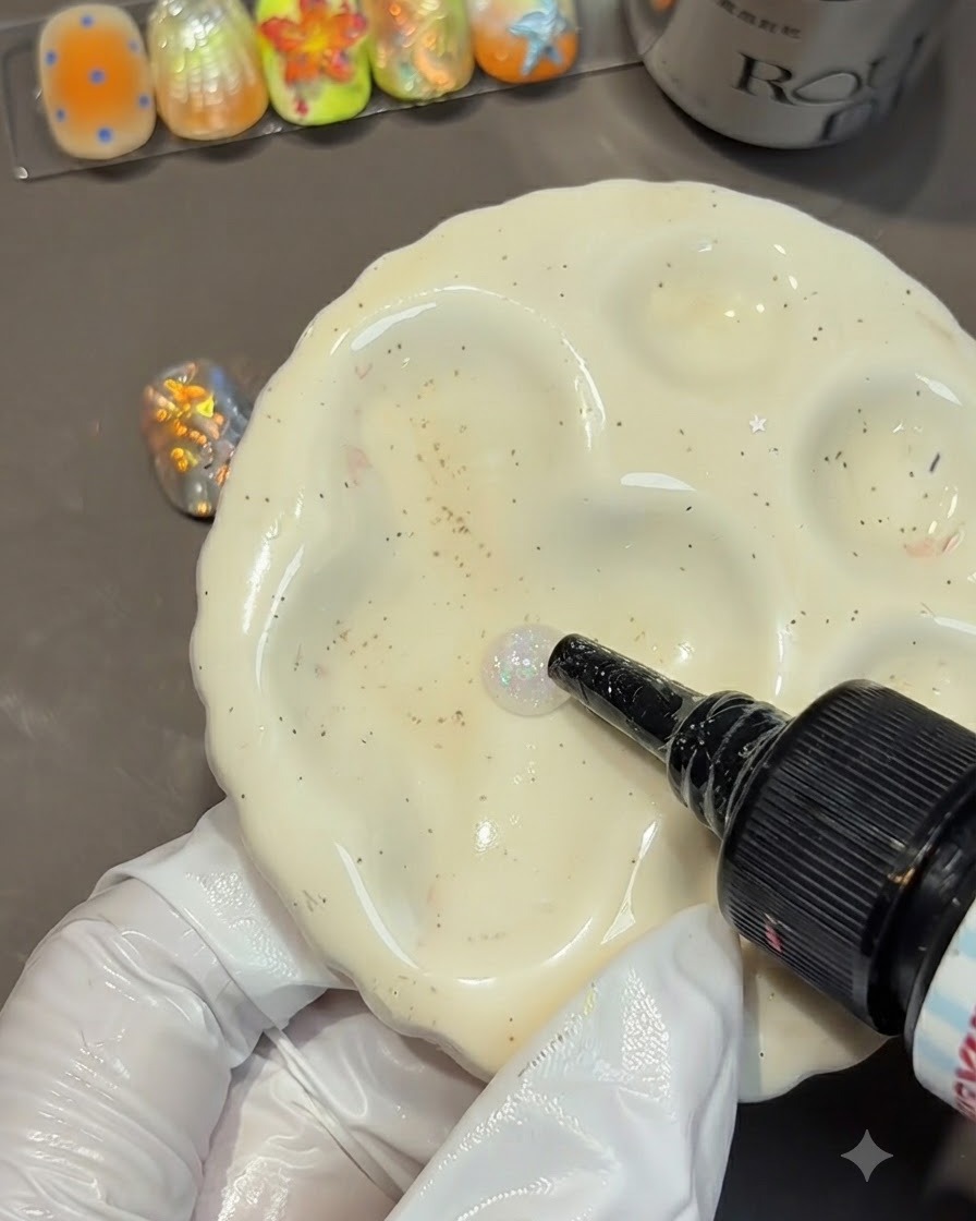 Un flacon versant une goutte de gel de moulage transparent sur une palette en céramique blanche.