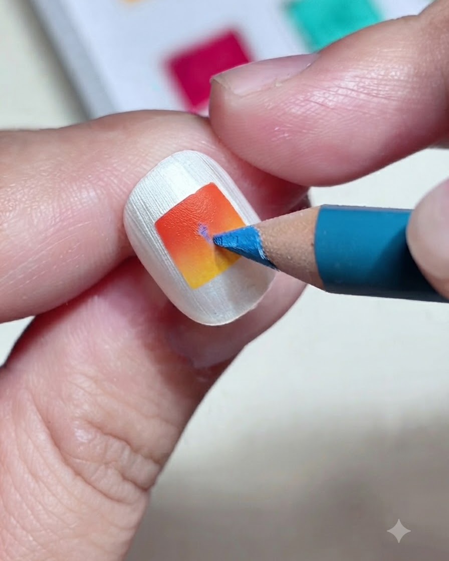 Gros plan dun crayon de couleur bleu dessinant une fine ligne verticale sur un ongle dégradé.