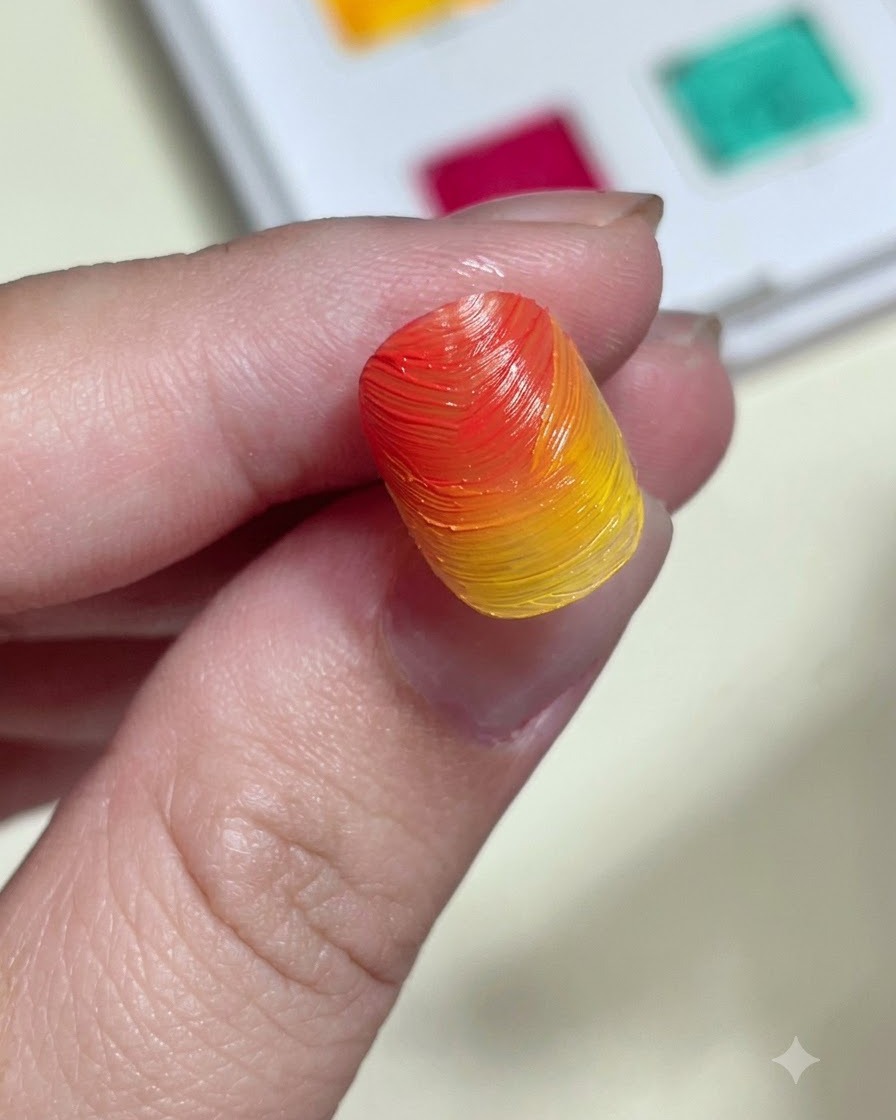 Un applicateur éponge frottant de la poudre aurore scintillante sur un ongle dégradé texturé.