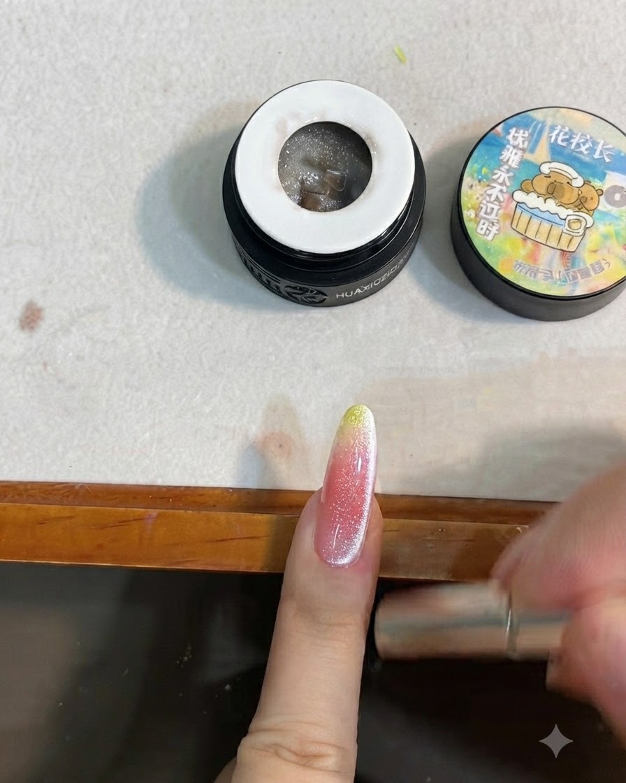 Un aimant utilisé sur les côtés dun ongle pour façonner un reflet cat eye.