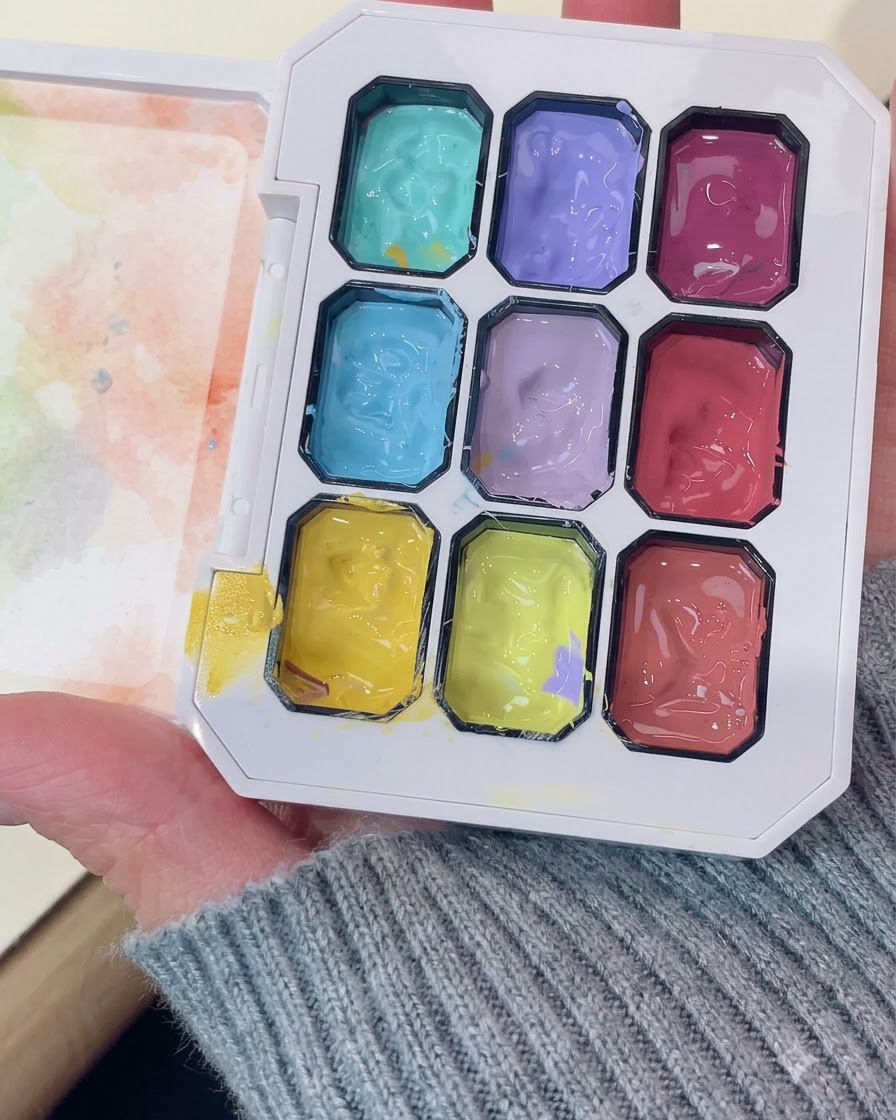 Une palette de gel professionnelle montrant des compartiments de gel violet vif et dautres couleurs.