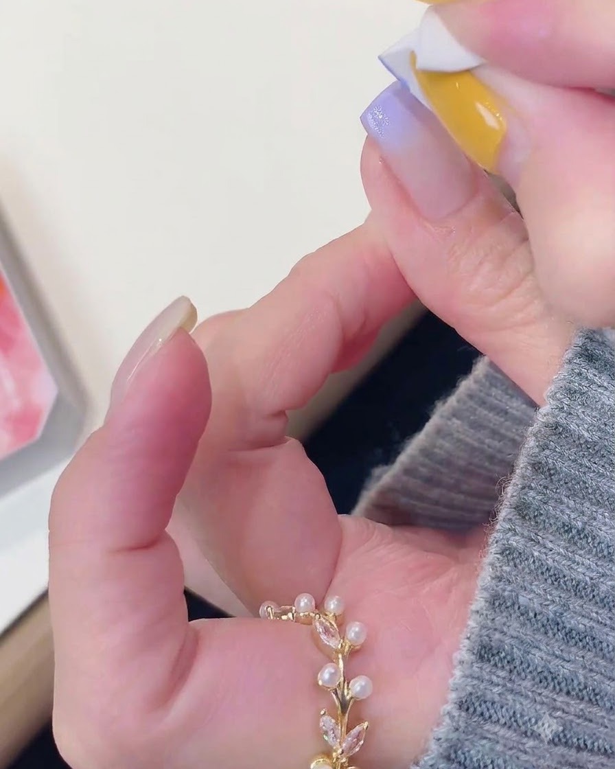 Un outil éponge tapotant doucement du gel violet sur la pointe dun ongle manucuré.
