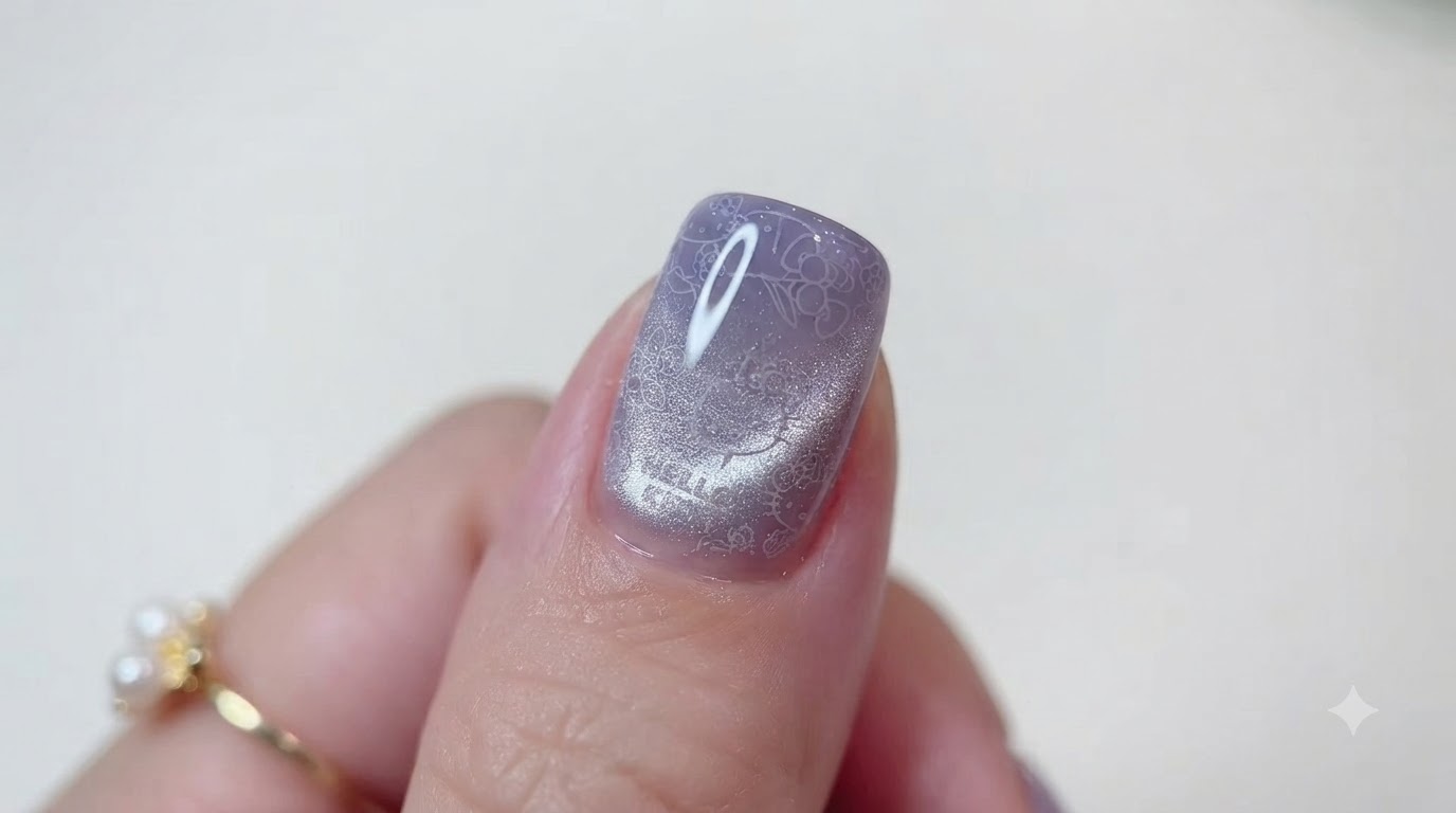 Tutoriel Nail Art : Ombré Violet, Effet Œil de Chat et Motif Hello Kitty