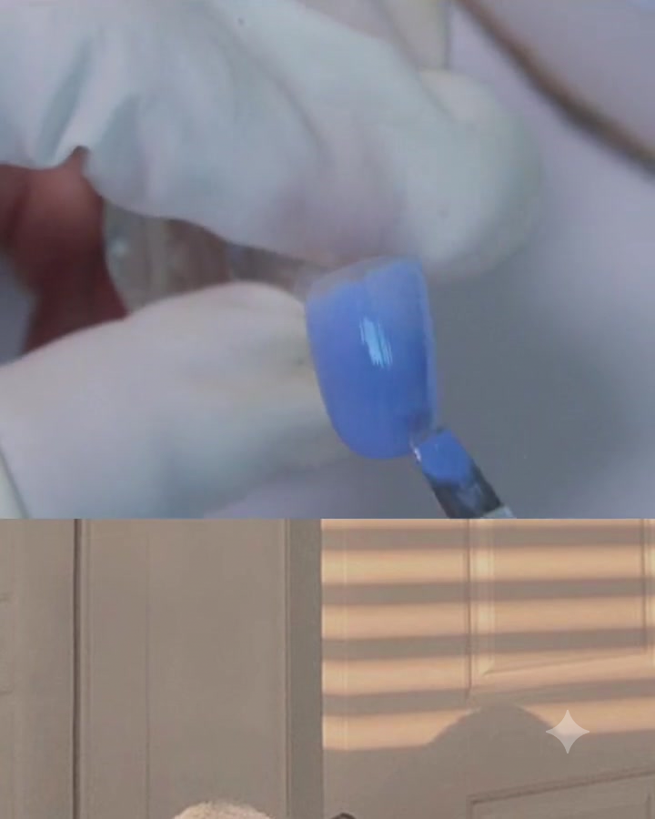 Un pinceau à gel plat appliquant une couche de gel bleu-violet sur la surface dun ongle.