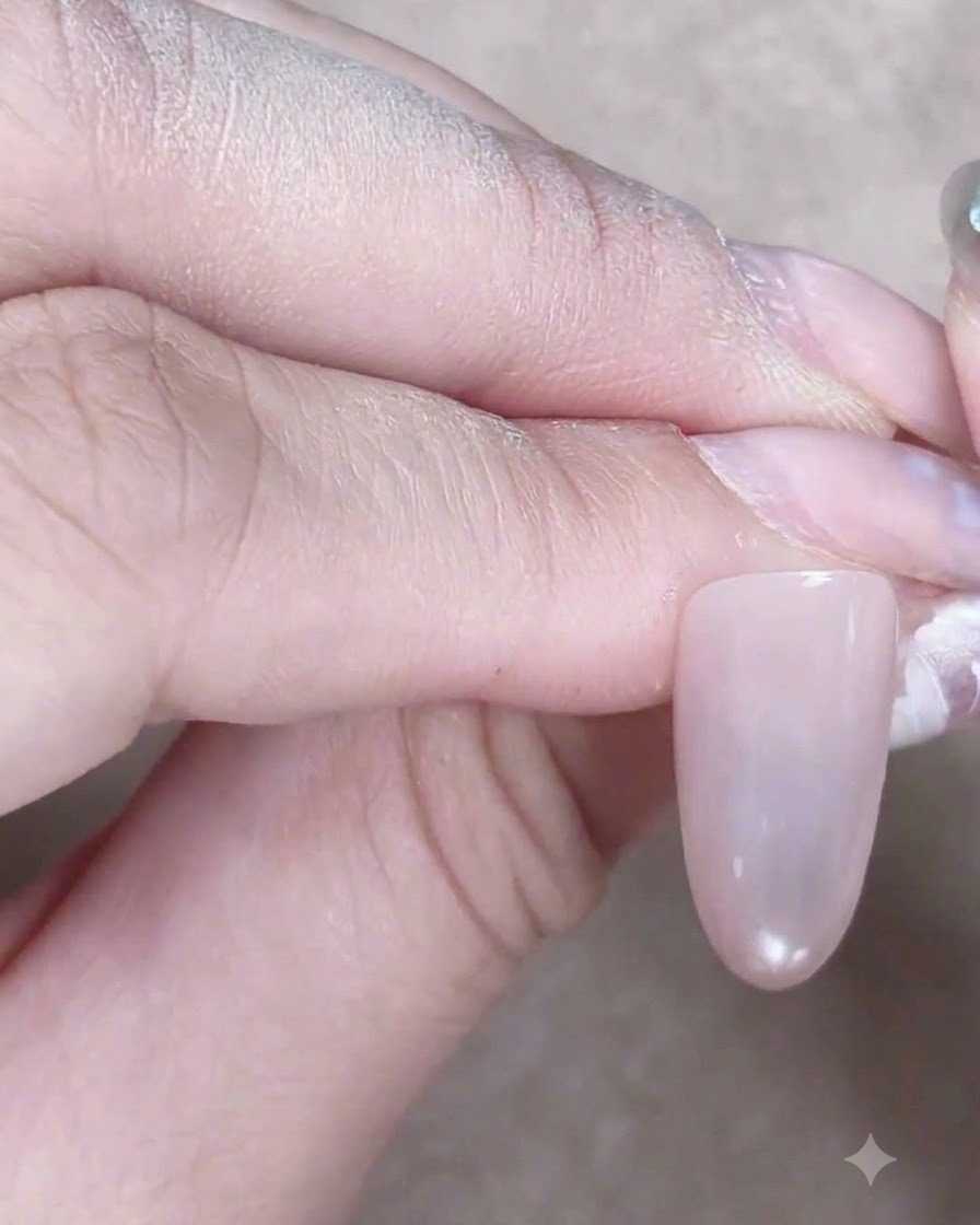 Un ongle montrant un reflet centralisé en forme de perle de verre créé en ajustant un aimant sur le gel cat-eye.