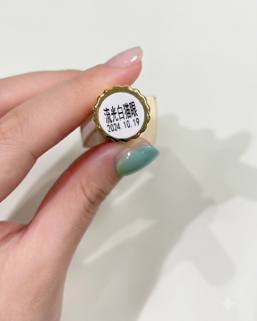 Un pinceau à ongles appliquant uniformément du vernis gel cat-eye blanc translucide sur un ongle préparé.