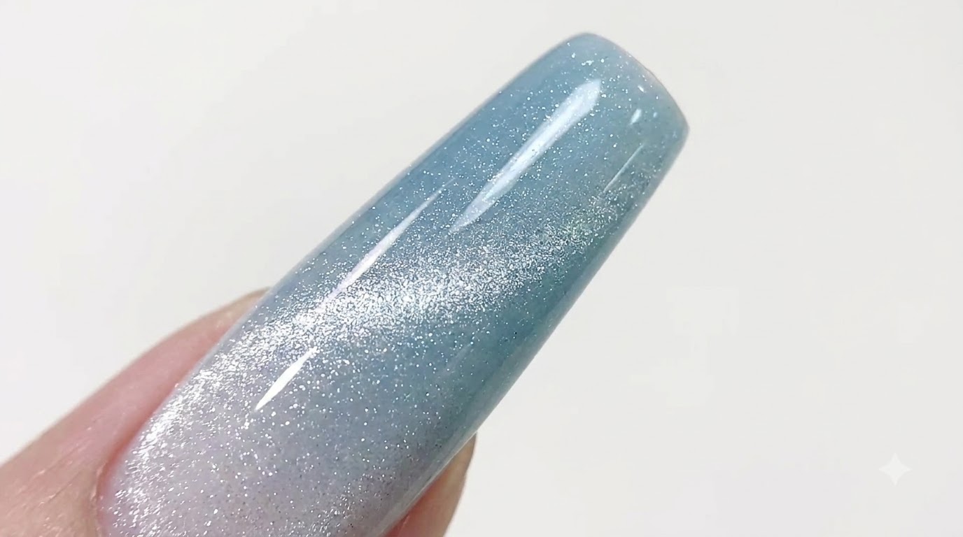 Nail Art Dégradé Bleu Glacier et Cat Eye Argenté — Tutoriel Étape par Étape