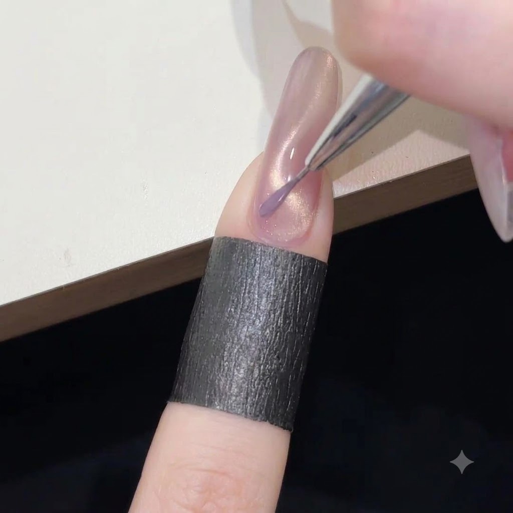 Un pinceau fin traçant une délicate ligne sinueuse en gel violet sur la base rose irisée.
