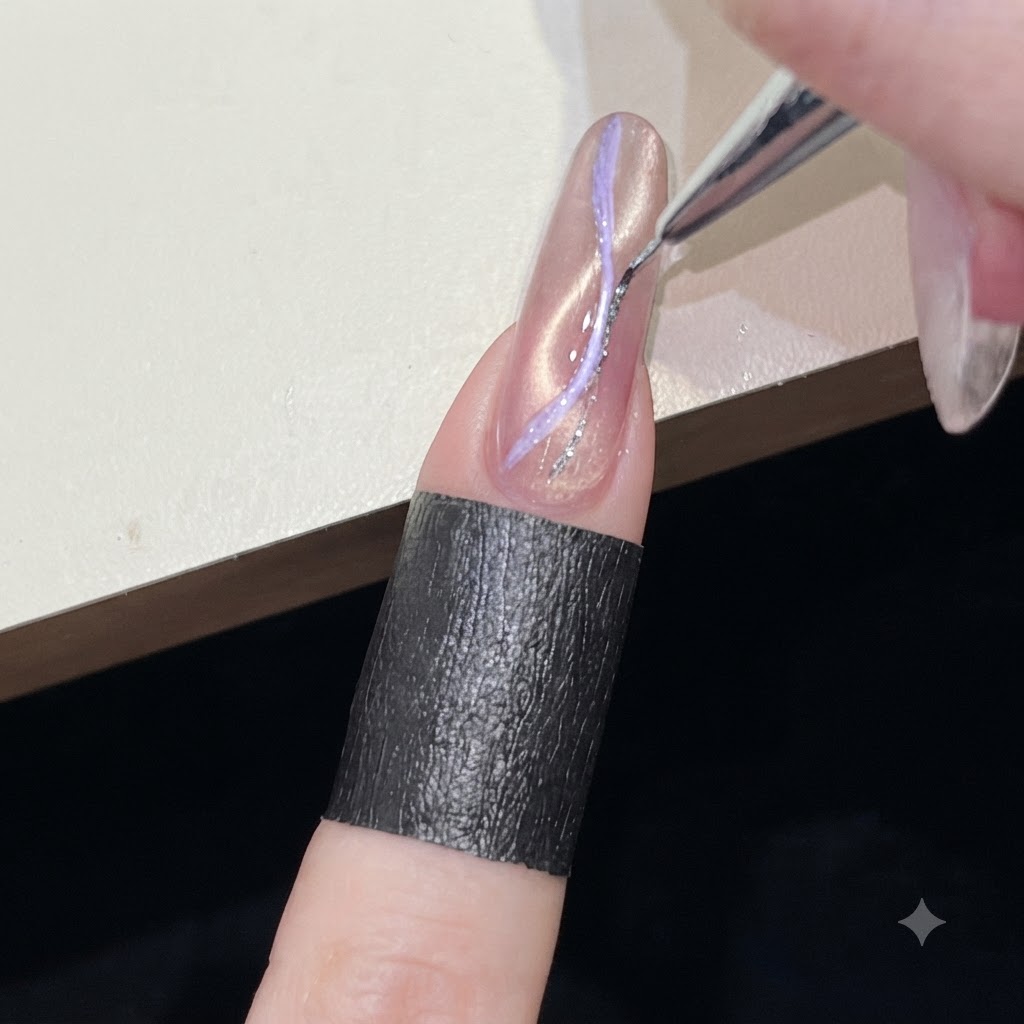 Un pinceau fin dessinant une fine ligne de paillettes argentées sur un design dongle cat-eye rose.
