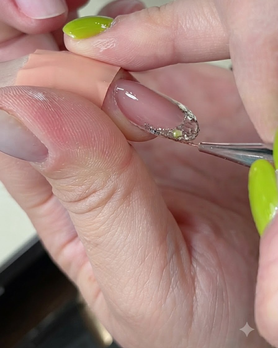Un pinceau fin lissant et affinant le gel de construction sur une extension dongle décorée.