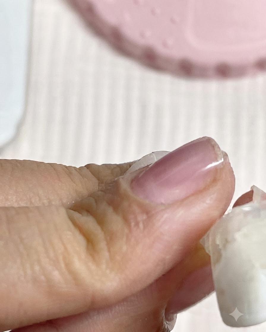 Un ongle recouvert dun top coat mat par-dessus un design de base préalablement catalysé.