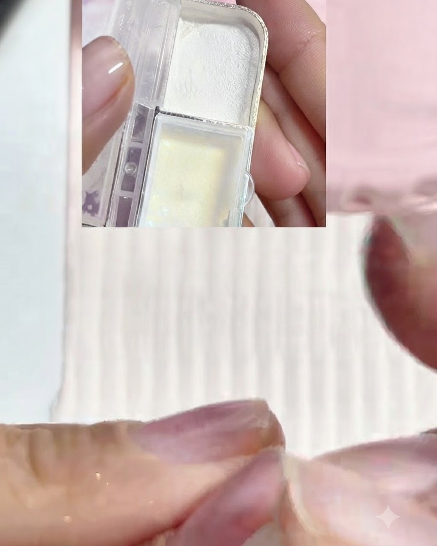 Un applicateur frottant de la poudre chrome iridescente aux reflets jaunes sur un ongle texturé effet perle.