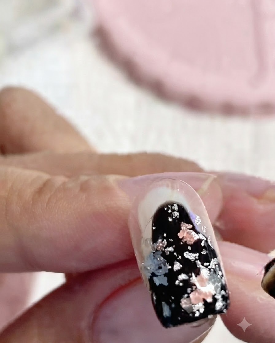 Un pinceau appliquant une couche structurelle de gel de construction sur longle décoré.