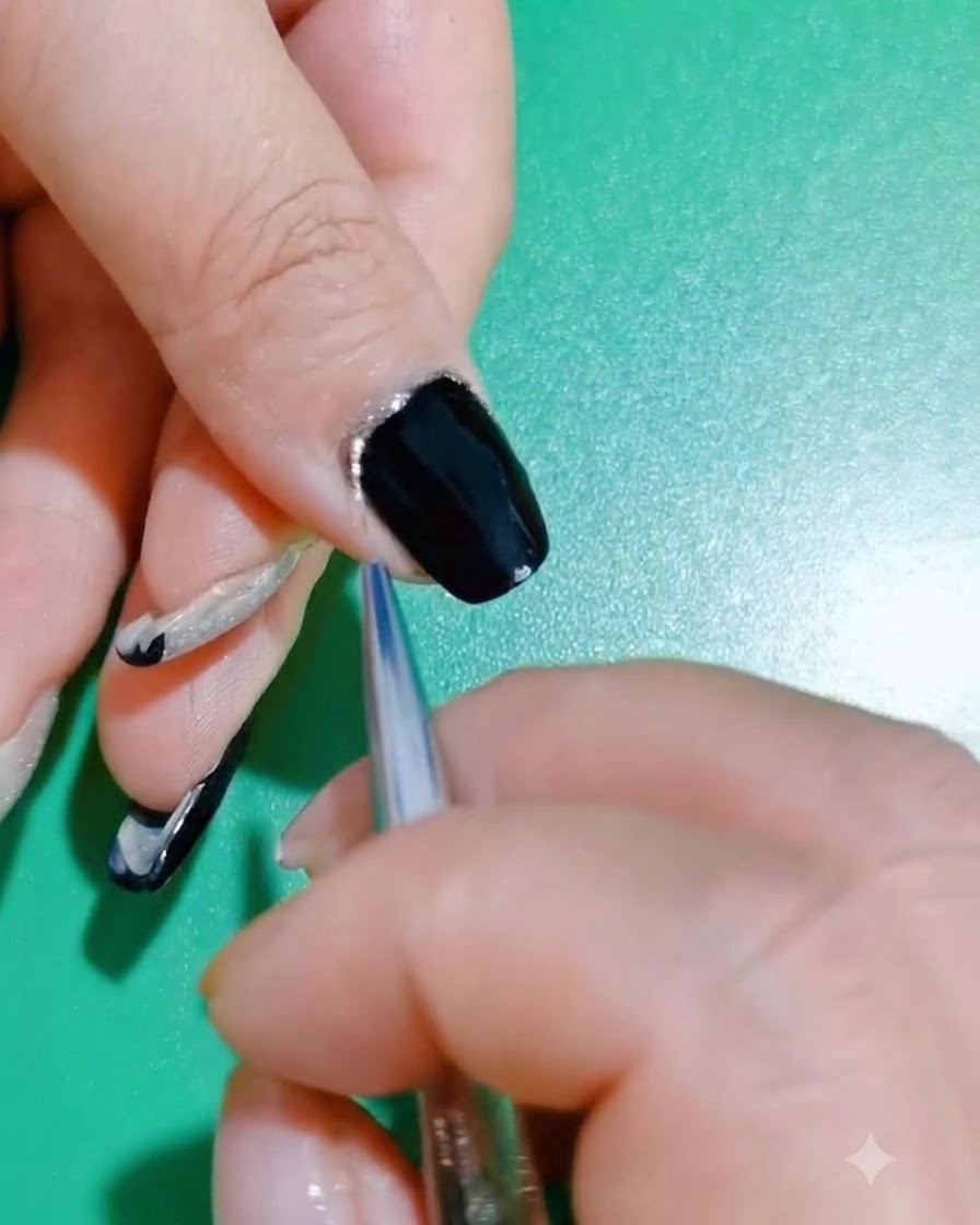 Gros plan inspectant un design dongle fini noir et pailleté.