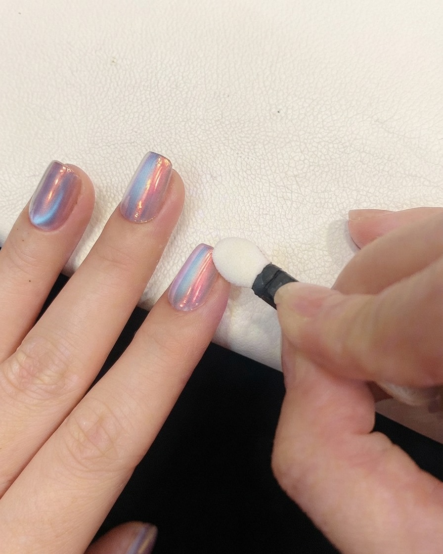 Un pot de gel dextension spécialisé trois en un sans absorption de poudre posé sur une surface de travail propre.