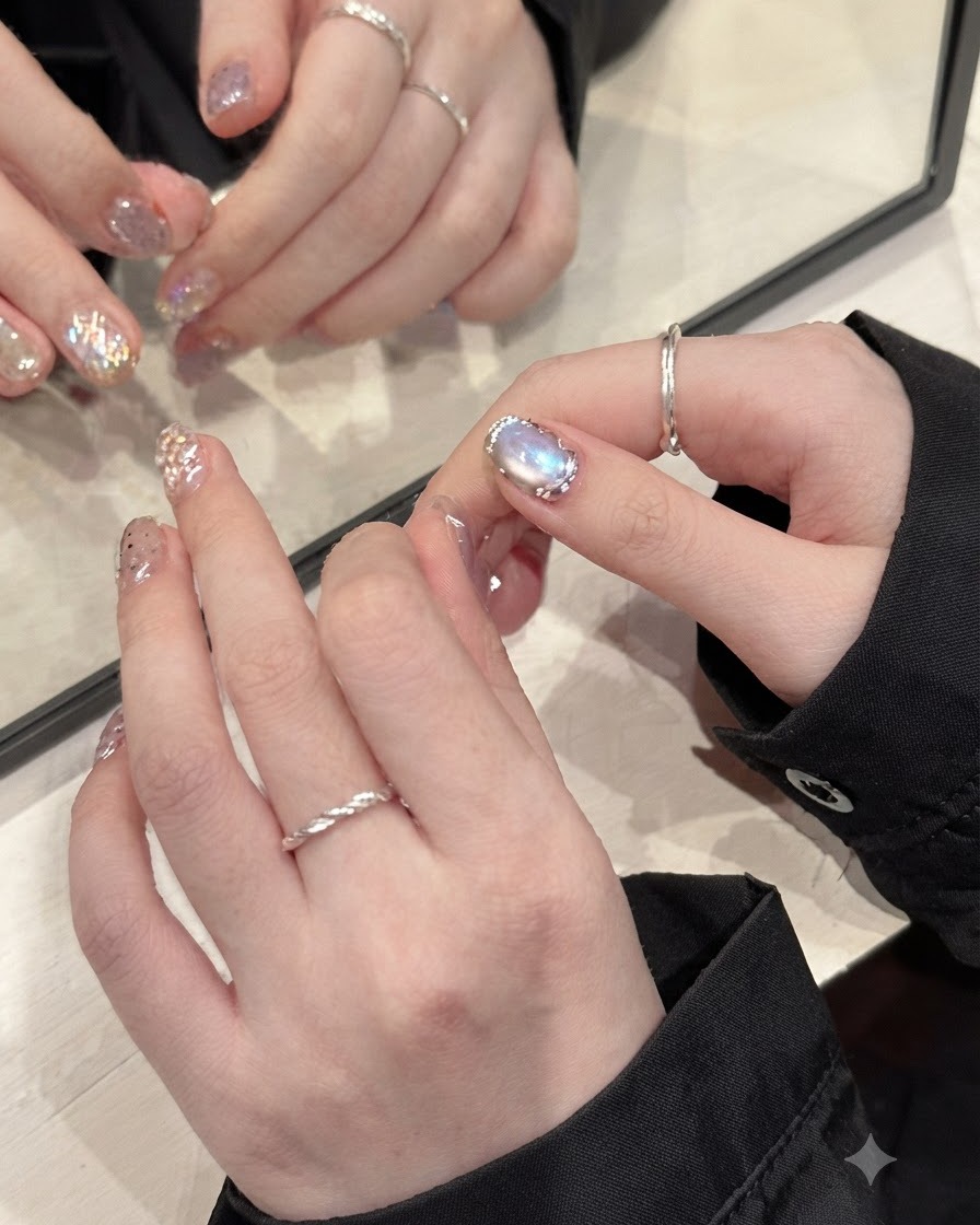 Mains inclinées sur le côté pour exposer le profil latéral et le reflet brillant du top coat.