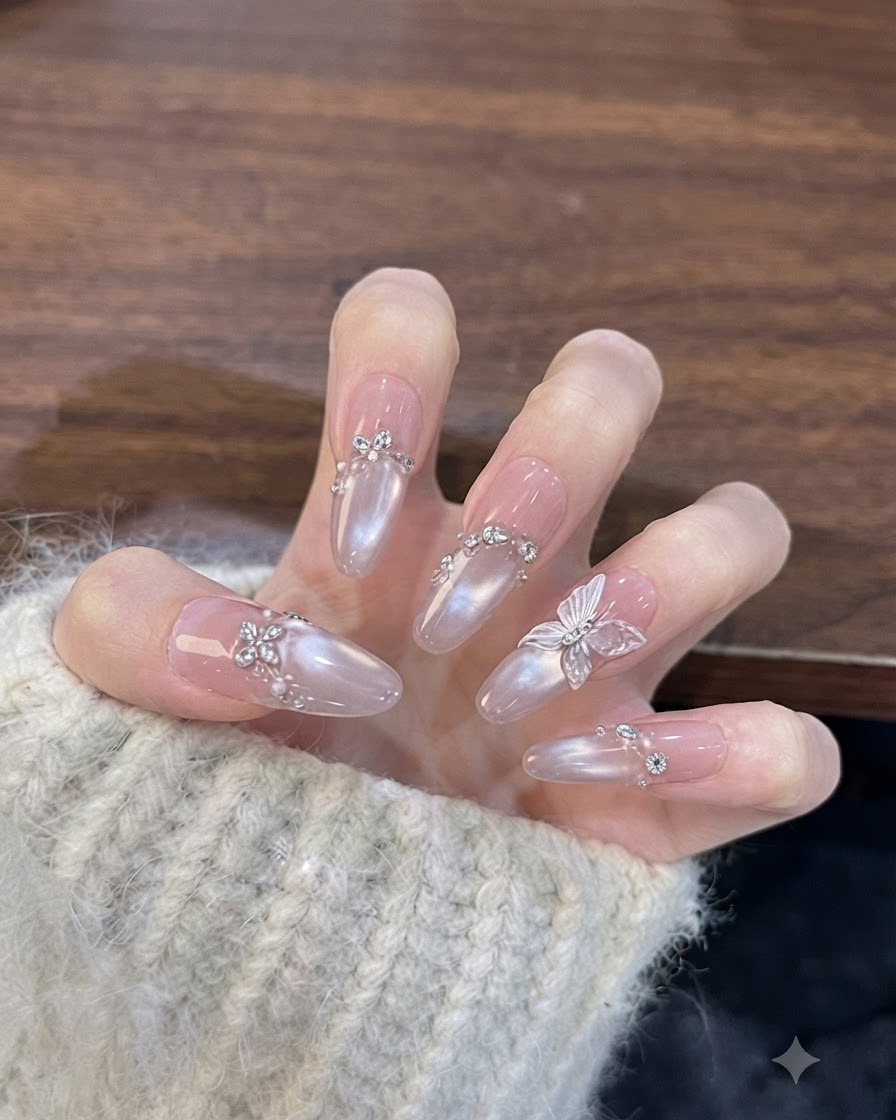 Gros plan dune main présentant un nœud en cristal détaillé et un amas de strass appliqués sur longle de lindex.