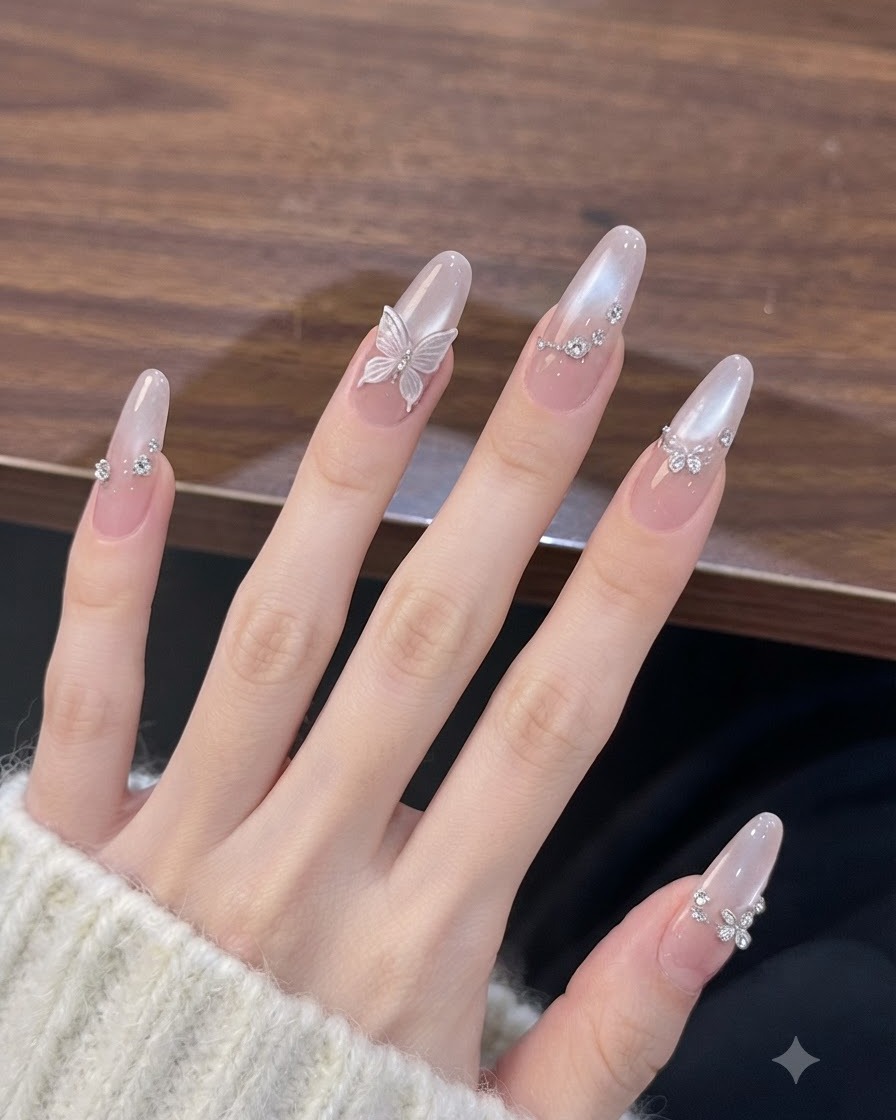 Gros plan de longle du pouce arborant un nœud en cristal et des accents de diamants environnants.