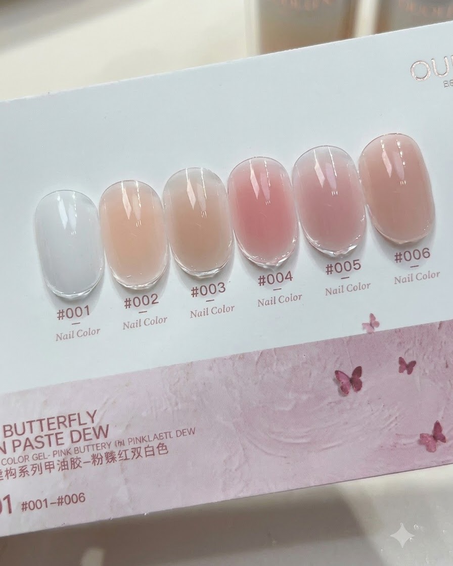 Gros plan sur un flacon de gel de construction couleur blanc laiteux avec le pinceau applicateur sorti, montrant la consistance fluide du gel.