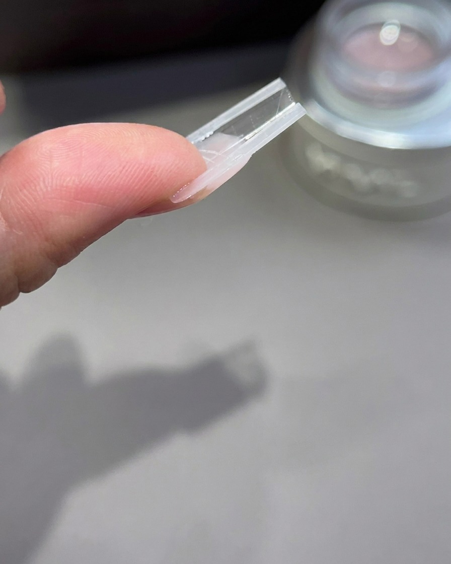 Vue inversée dun moule dextension dongle montrant le profil et la structure de larche du gel.