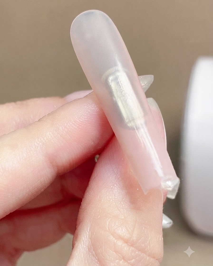 Vue rapprochée de la surface dun ongle montrant une texture mate propre et uniforme après le nettoyage.