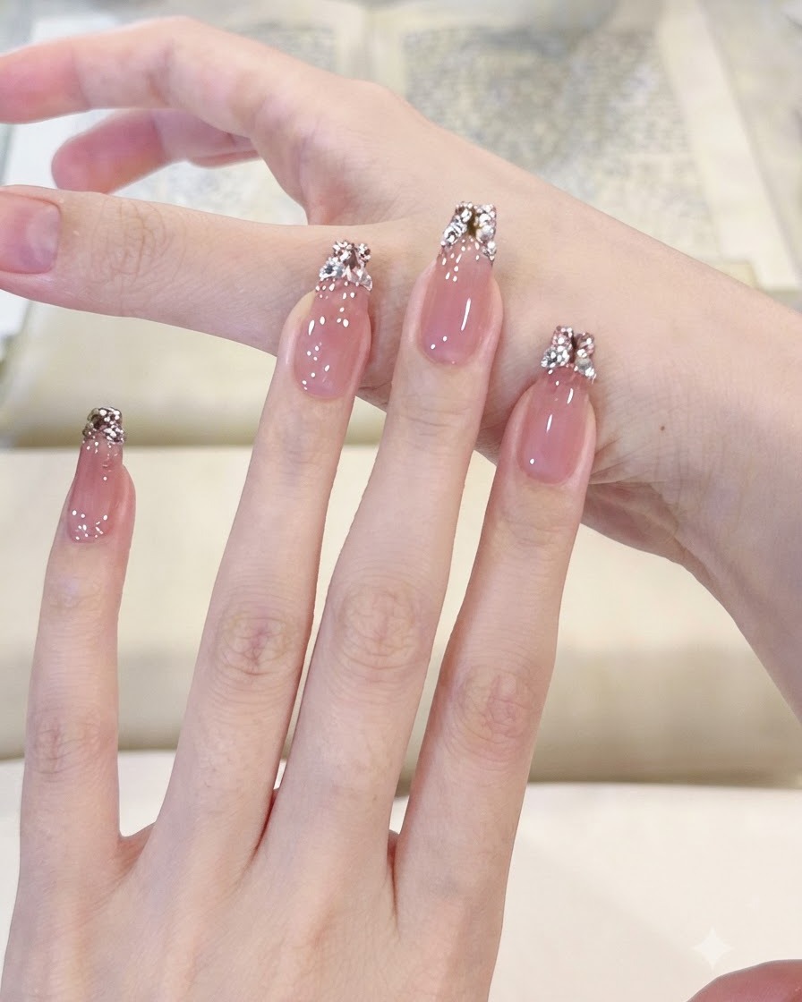 Une main pressant délicatement un faux-ongle de pouce pour démontrer sa flexibilité et une fixation sûre.