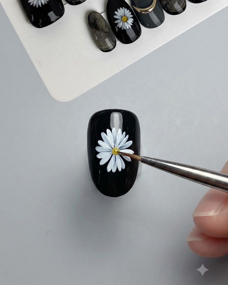 Un pinceau traceur fin détaillant et affinant les contours des pétales de marguerite blancs peints.