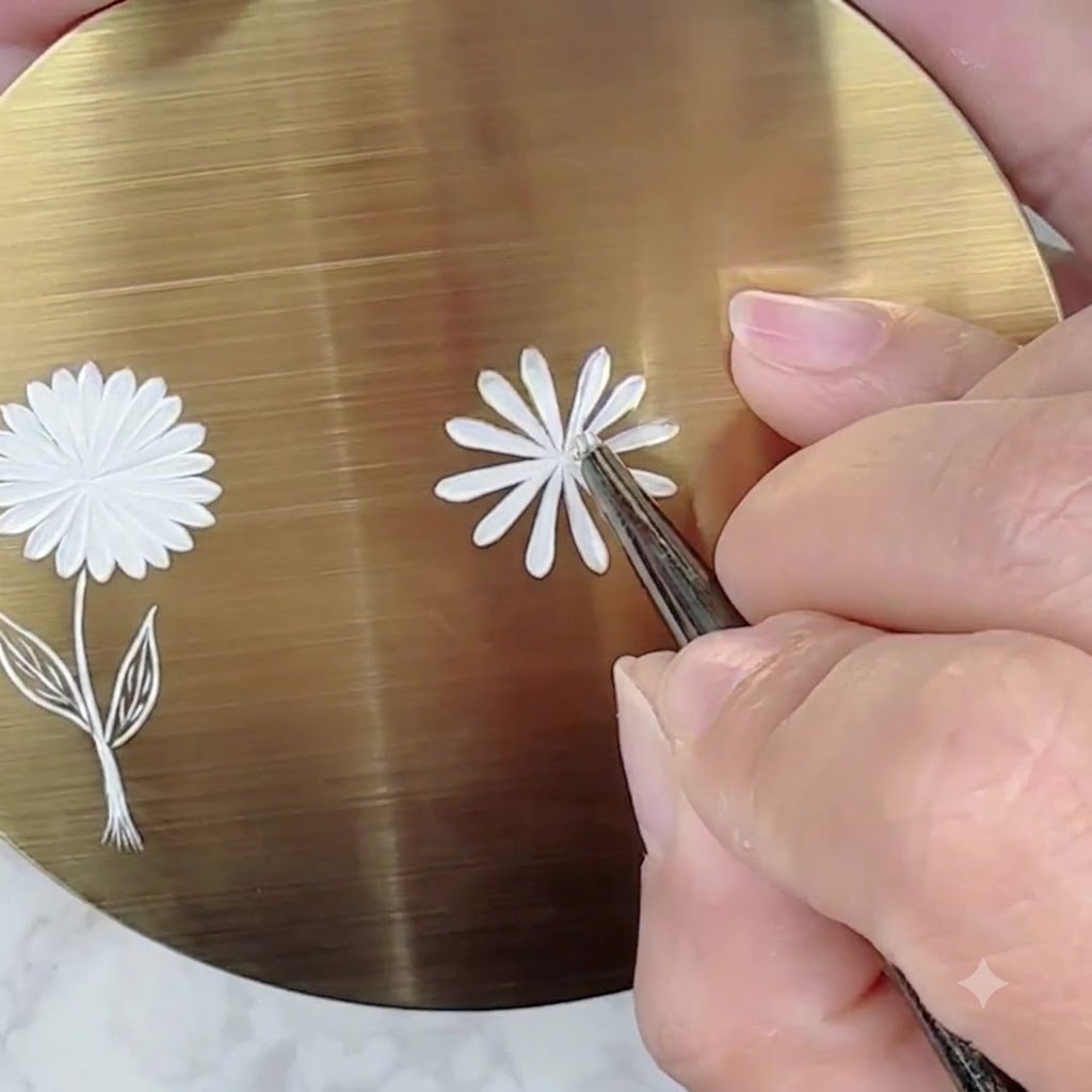 Une surface dentraînement dorée montrant une première couche de pétales de marguerite blancs complétée avec un espacement distinct entre eux.