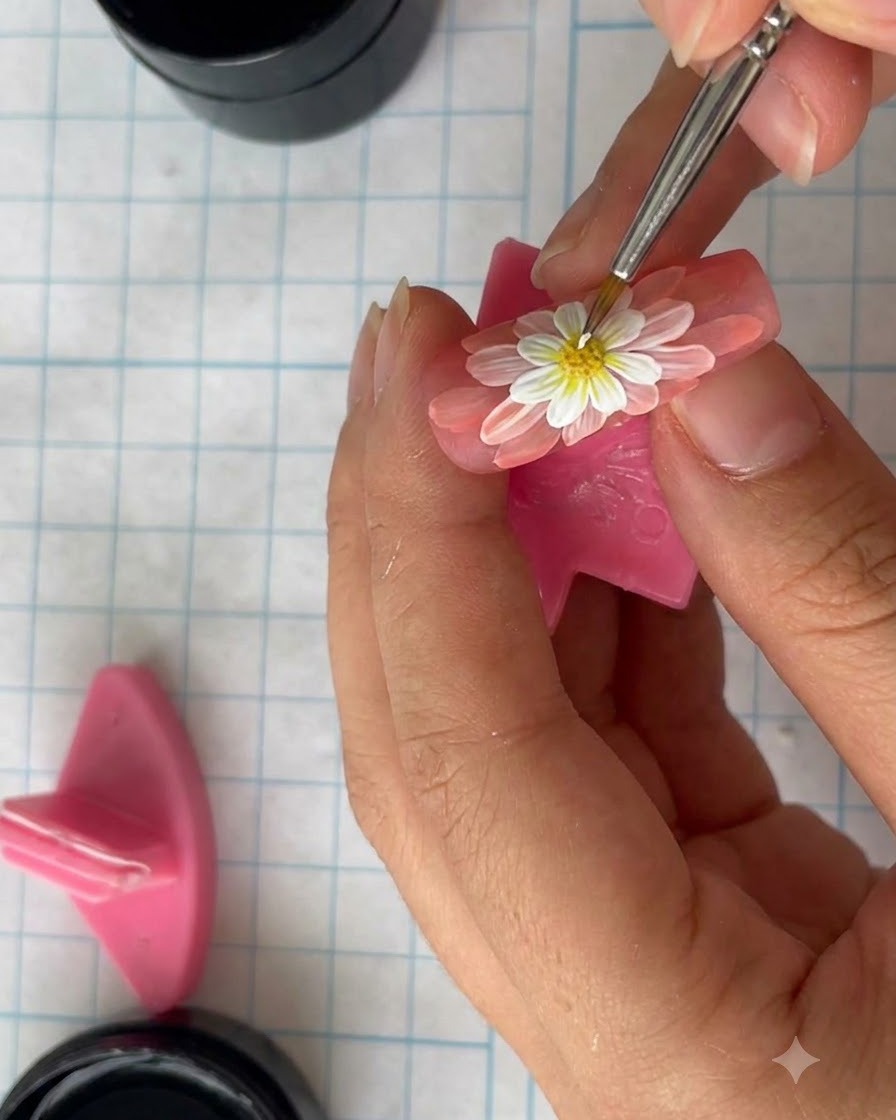 Une main tenant un ongle peint près dune lampe de catalyse pour figer le gel.