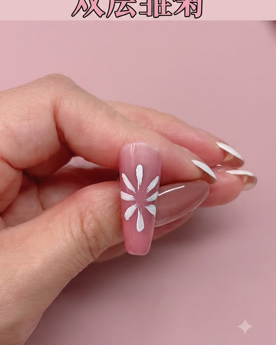 Un ongle rose présentant de nouveaux pétales de marguerite blancs peints sur un fond rose.