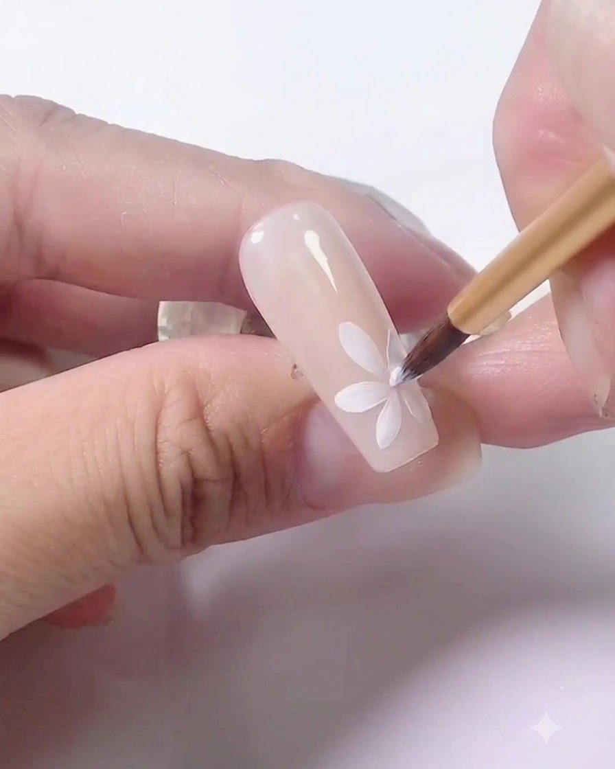 Main plaçant un ongle dentraînement sous une lampe UV pour la catalyse.
