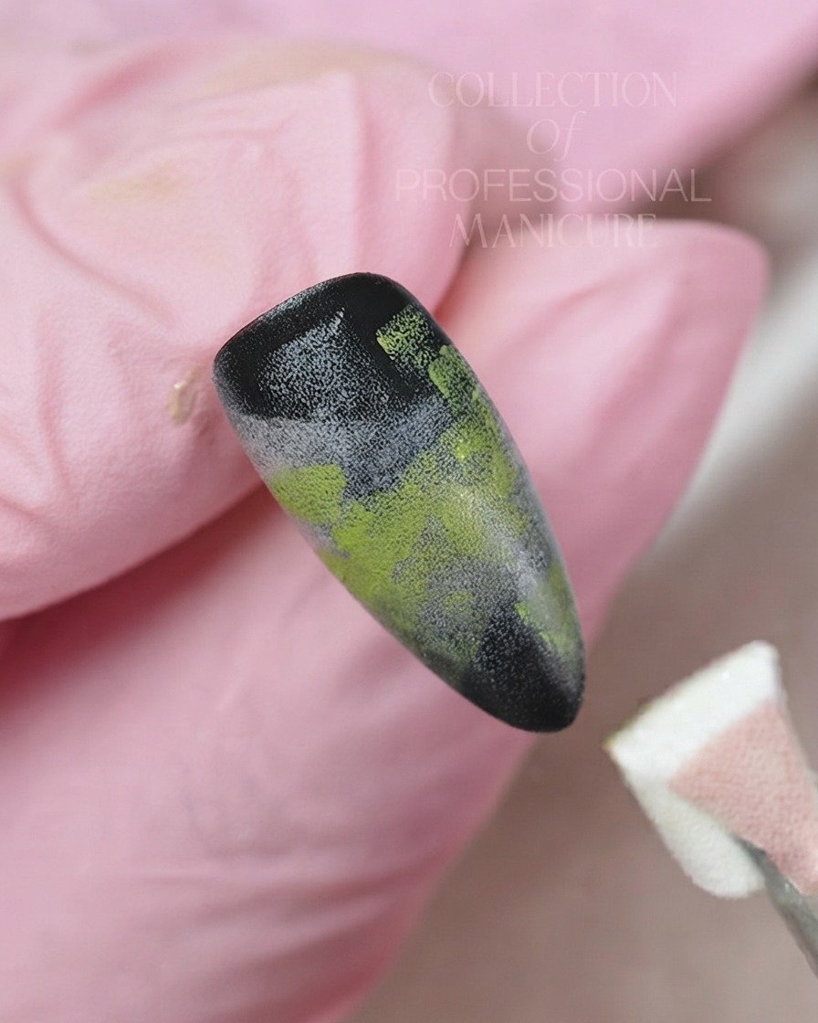 Un pinceau fin appliquant du gel blanc pour peindre une fleur délicate à cinq pétales sur un fond dongle dégradé.