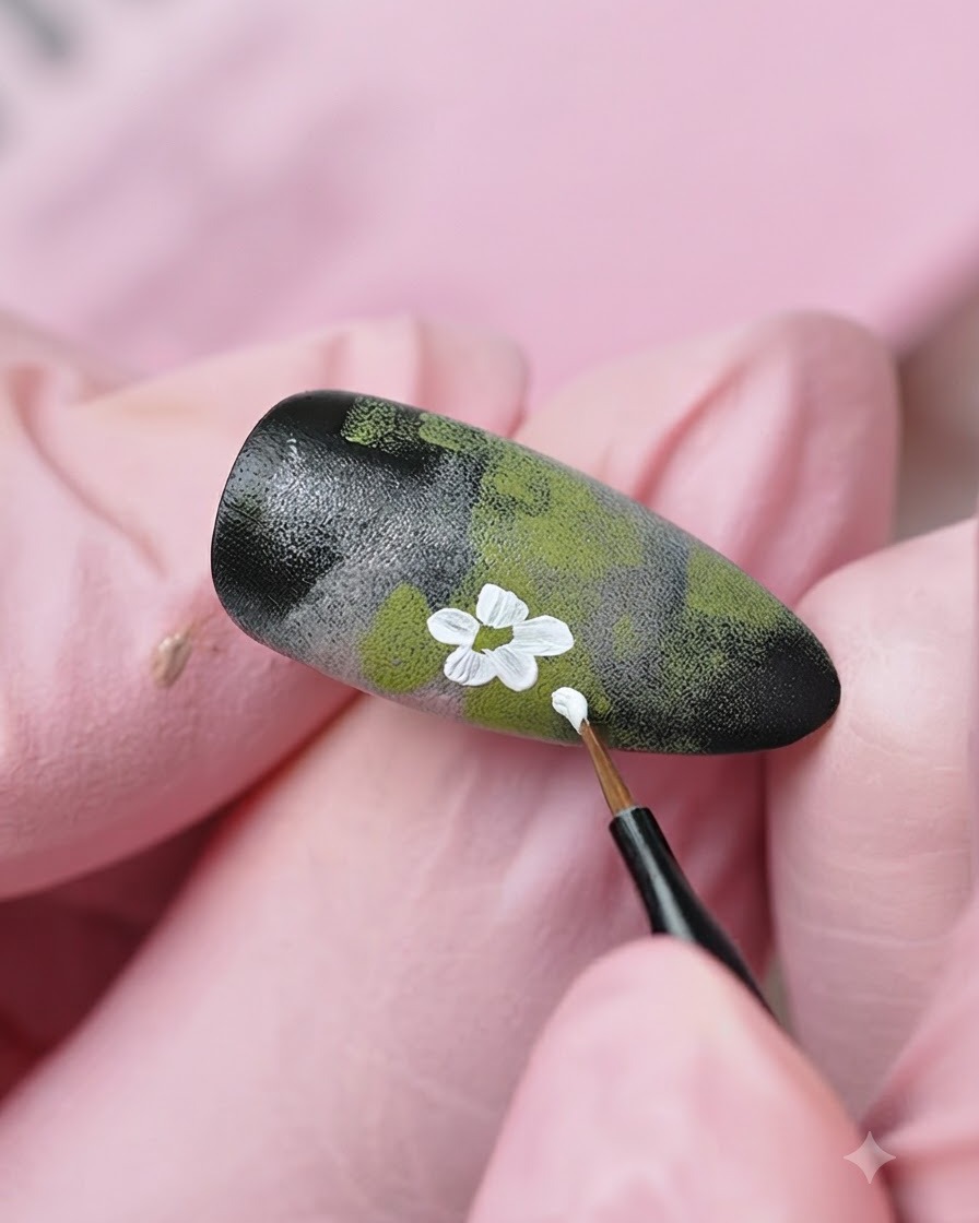 Un pinceau fin ajoutant dautres détails de fleurs blanches et de bourgeons sur le design dongle texturé.