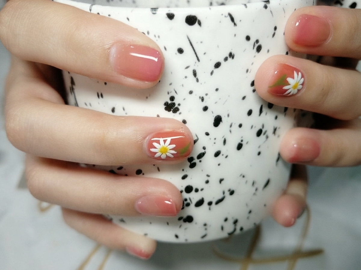 Macro de la conception dun nail art marguerite blanche détaillé sur un fond aux tons chaleureux avec un éclairage lumineux.