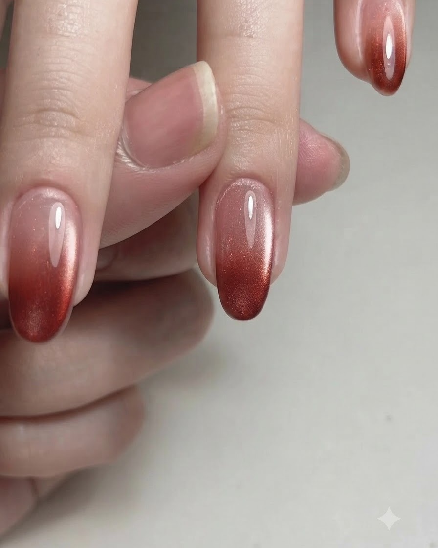 Un pinceau fin appliquant le vernis gel magnétique M03 directement sur la plaque de longle.