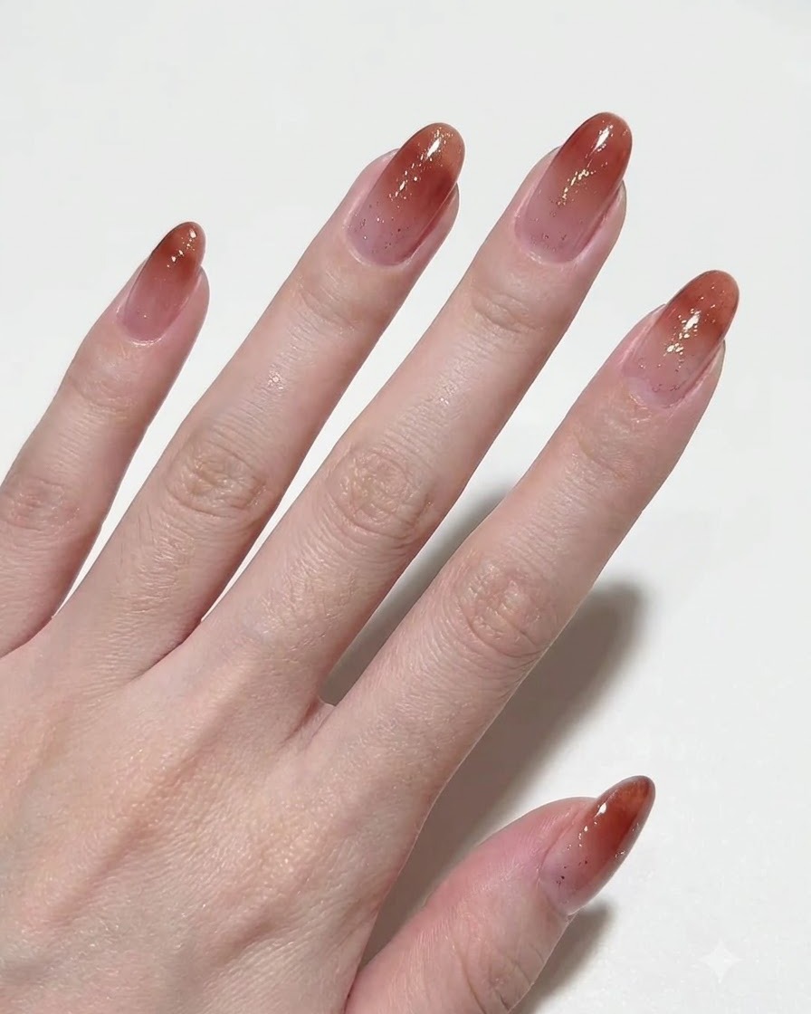 Une main présentant plusieurs doigts recouverts dun gel magnétique lisse.
