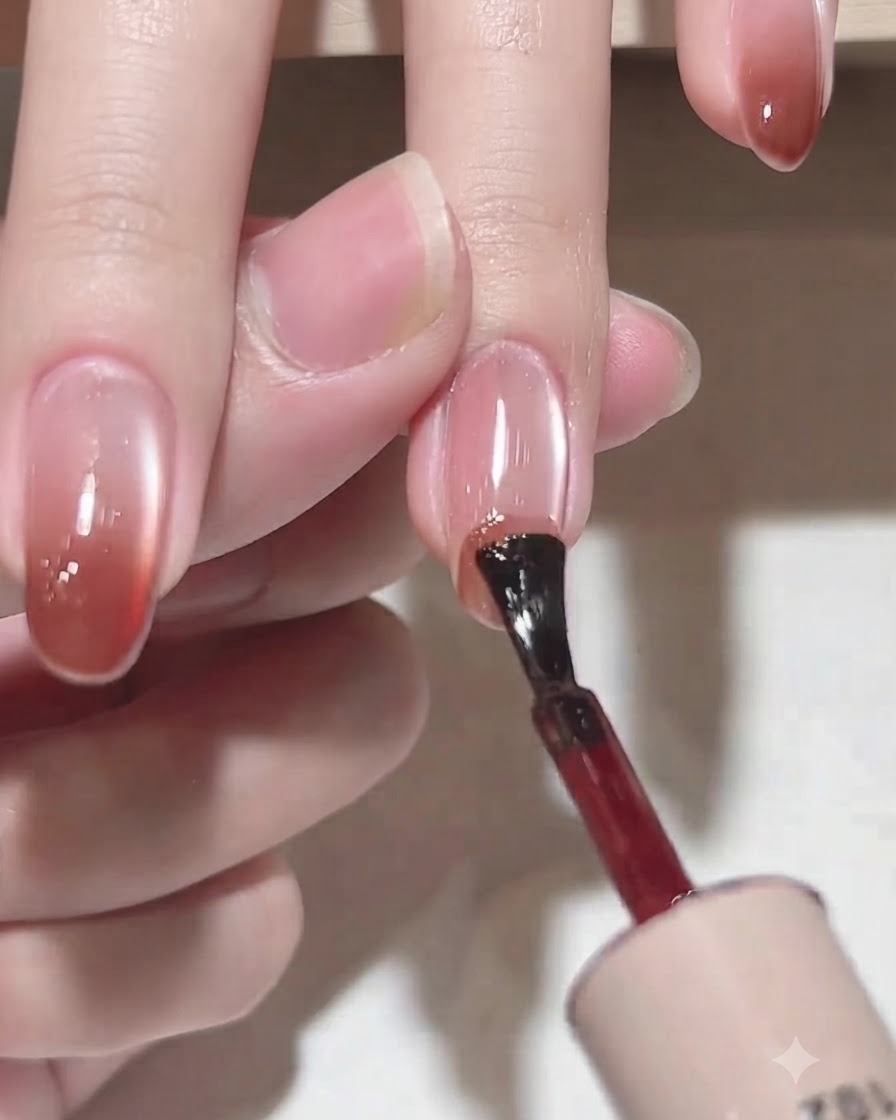 Un pinceau applicateur prélevant le gel de couleur C102 depuis le flacon.