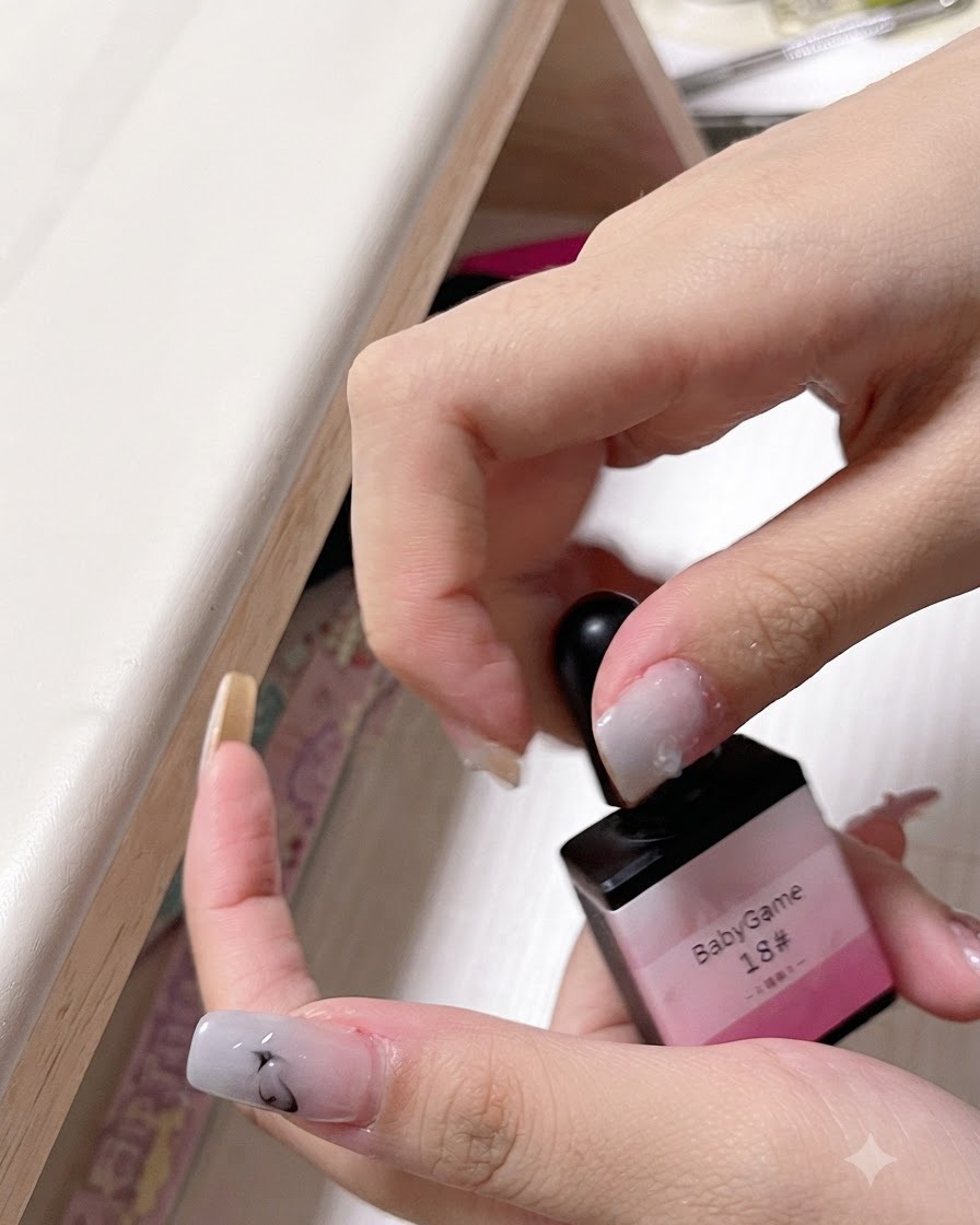 Une main tenant un flacon étiqueté bbg spray gel numéro 18 montrant sa couleur rose.