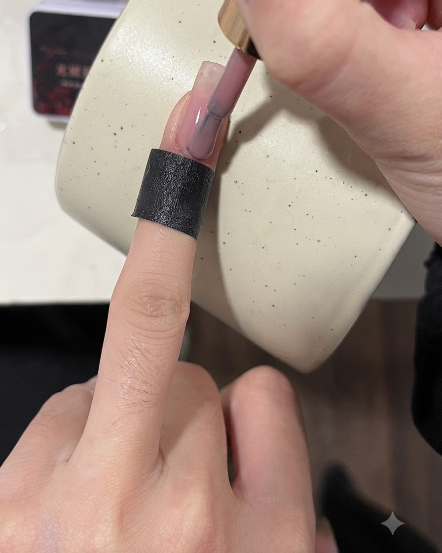 Un pinceau appliquant une couche de base nude sur la surface dun ongle dentraînement.