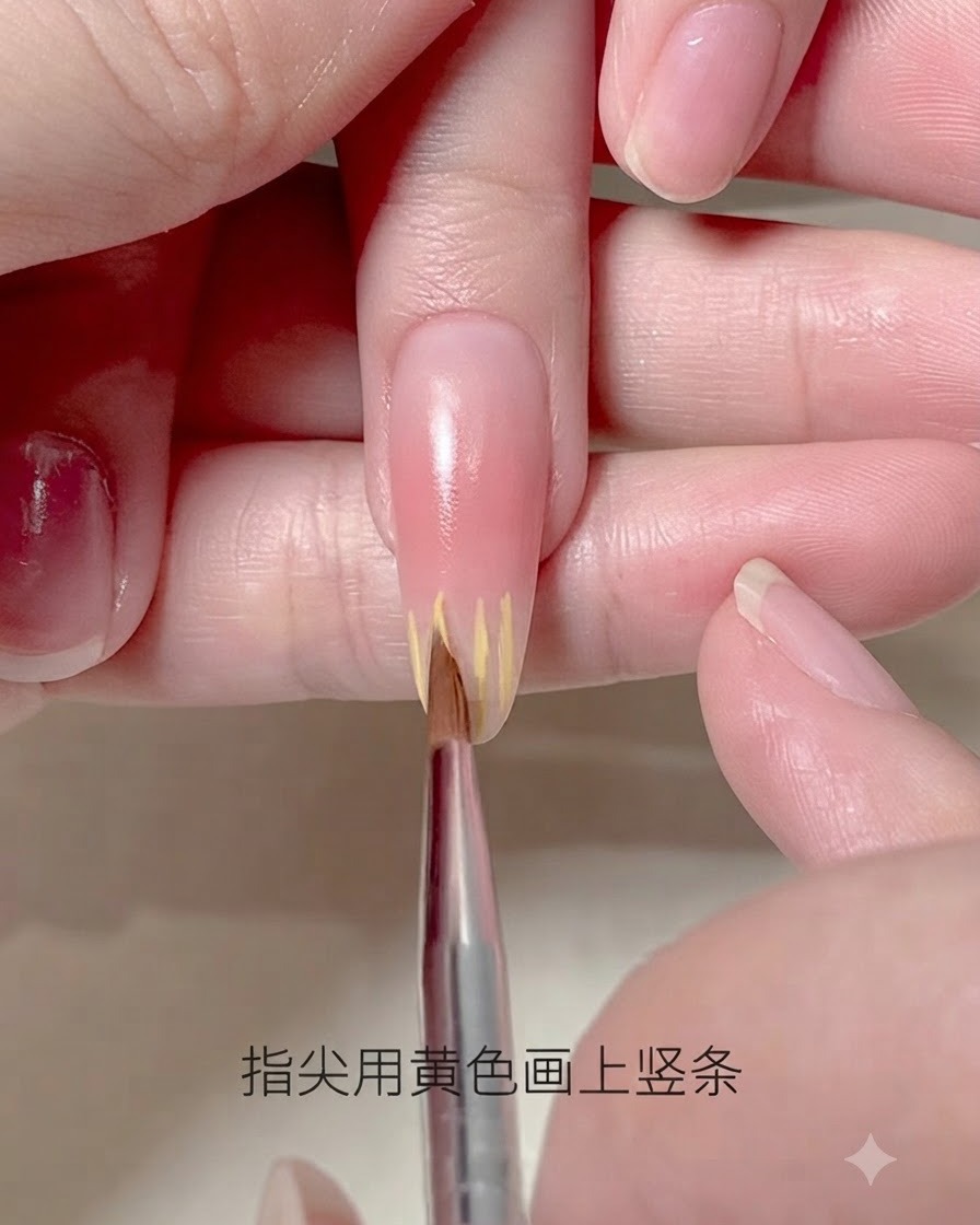 Un pinceau liner fin dessinant de fines lignes jaunes verticales sur le bout dun ongle allongé.