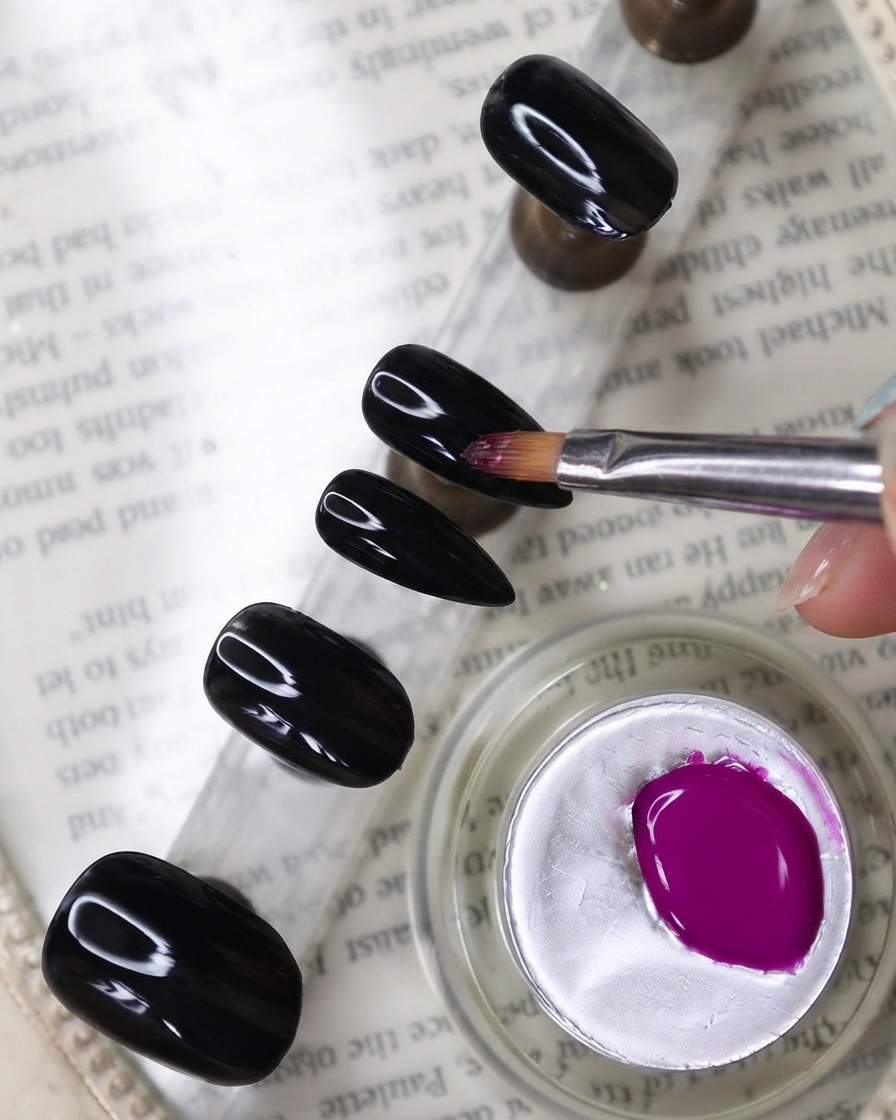 Un pinceau à ongles appliquant un gel de couleur violet néon vibrant sur un ongle monté sur un support à côté dun pot de gel.