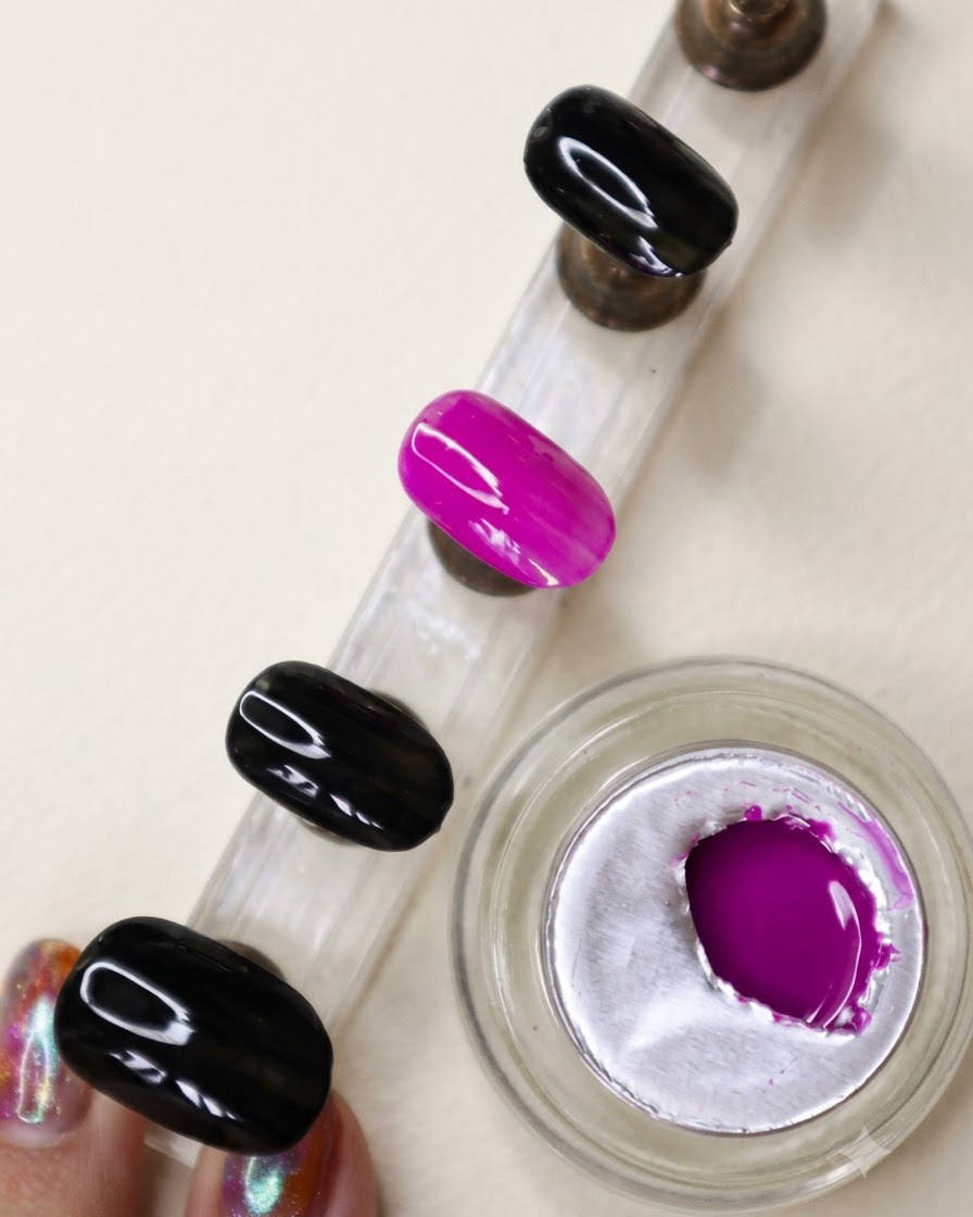 Un support de présentation montrant un ongle accentué avec un fini violet néon vibrant et entièrement opaque.