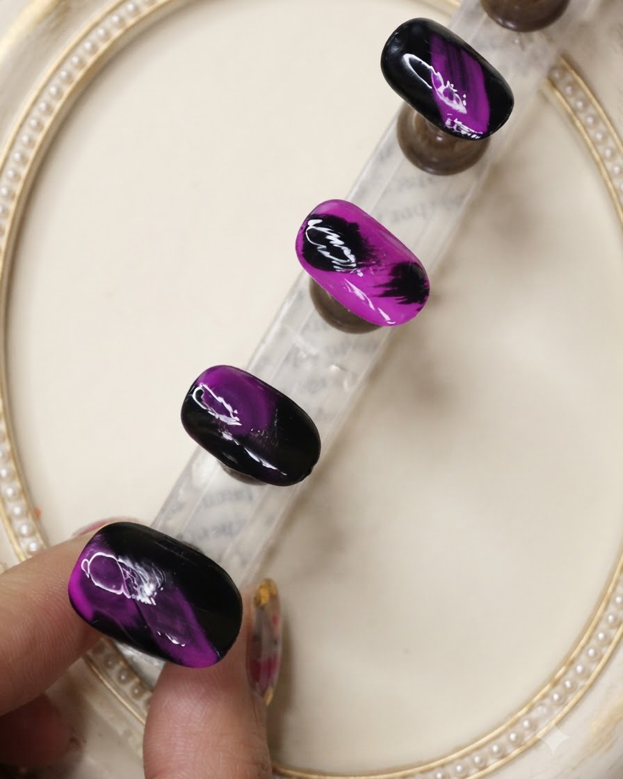 Un pinceau de top coat appliquant une couche protectrice sur les motifs dongles texturés noirs et violet néon.