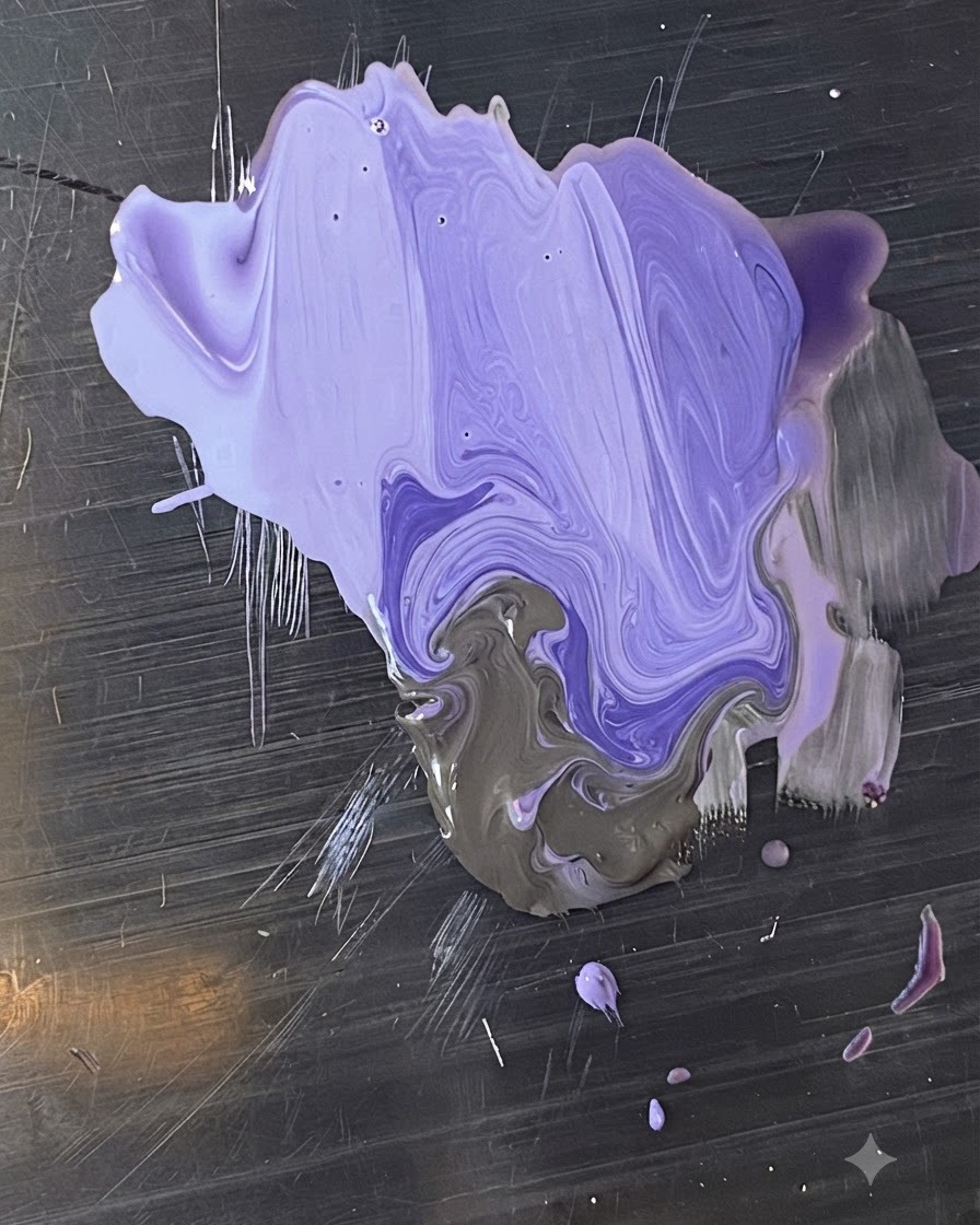 Une palette métallique avec des nuances mélangées de vernis gel violet et gris en cours de mélange par un pinceau.