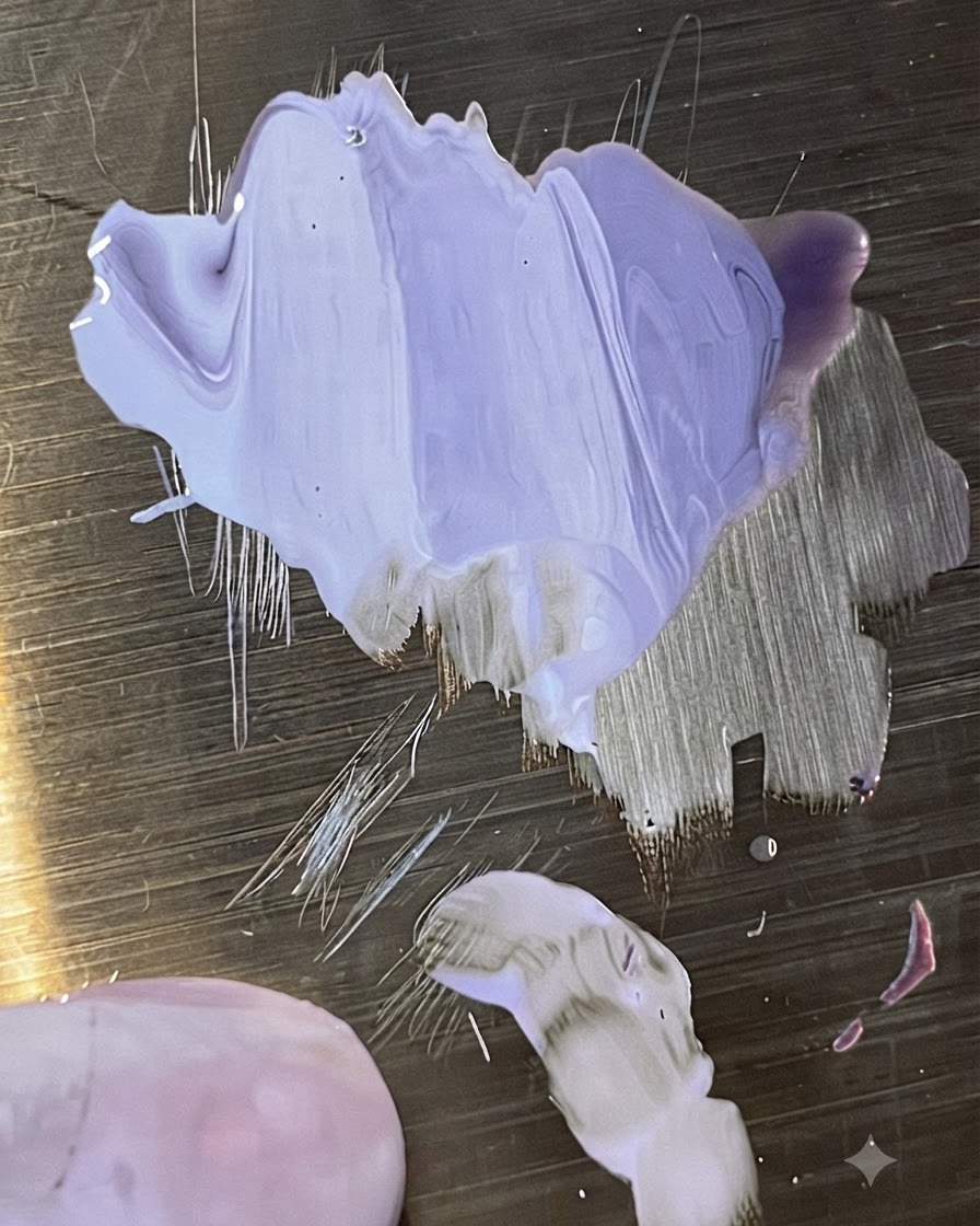 Une capsule dongle artificiel transparente affichant un mélange de dégradé violet clair lisse.