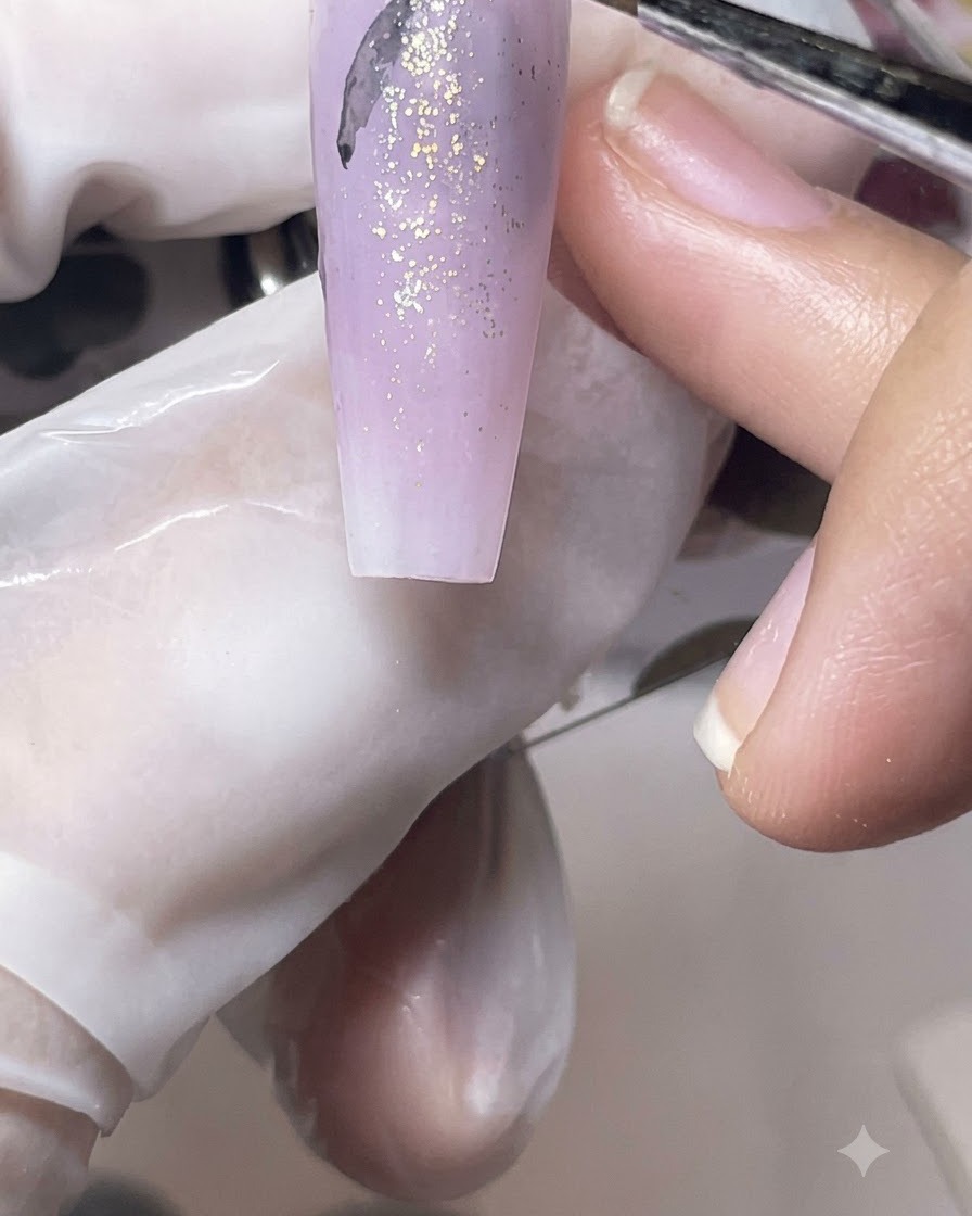 Un pinceau fin trace de délicates silhouettes de papillons noirs sur une capsule dongle mate violette.