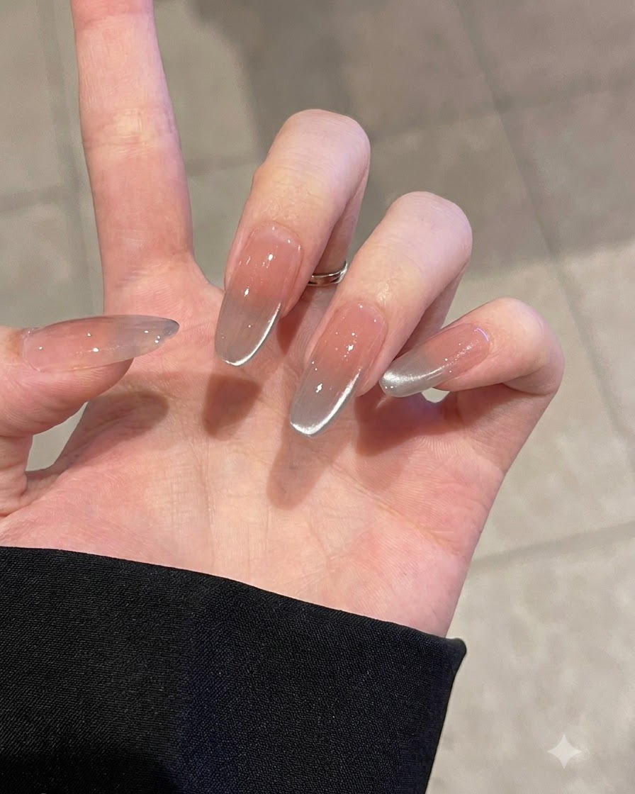 Une main utilisant un bloc mousse rose pour polir délicatement une capsule dongle transparente dentraînement.